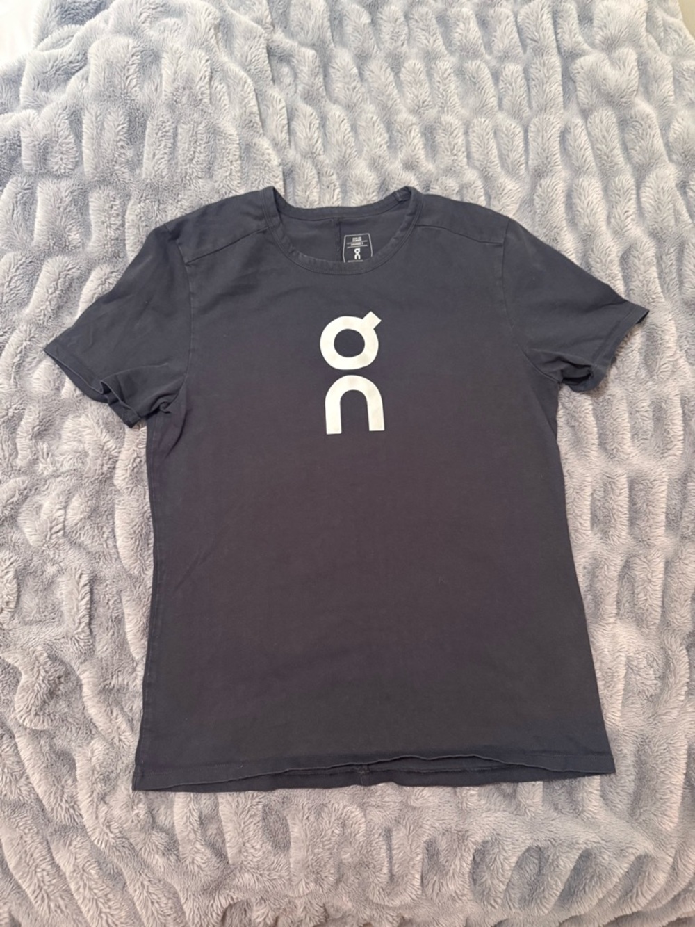 On cloud women’s Black Logo T-Shirt